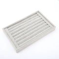 Vue détaillée du plateau à bijoux en velours gris avec sept fentes pour bagues - 22.5*14.5*3cm / Gris