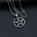 Dettaglio della collana argentata con ciondolo a stella e catena veneziana su fondo scuro - Cerchio Pentagramma + Catena in Acciaio Inossidabile