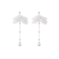 Boucles d'oreilles pendantes pétales blancs avec perles et chaînes dorées - 8#F Tige Argent E1930-2 - Pétale Blanc Pendant Long