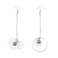 Détail de boucles d'oreilles pétales blancs avec perles grises et glands argentés - E958-2 Argent - Pétale Asymétrique Perle