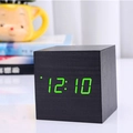 Orologio LED minimalista in legno nero con display digitale verde che segna le 12:10 - Legno Nero Luce Verde