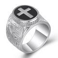 Anello vintage in acciaio inossidabile con croce nera e dettagli religiosi a rilievo - US 7 / Color Acciaio