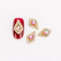 Nagelkunst-Anhänger in Rautenform mit goldenem Rand und AB-Kristall-Verzierung - AB Rot mit weißem Strass (1575)