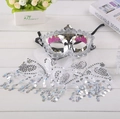 Masque de mascarade à paillettes argentées avec détail de voile blanc sur bois blanc - Argenté