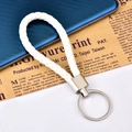 Portachiavi bianco in pelle sintetica intrecciata con anello in metallo argentato - Bianco