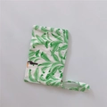 Detalle de bolso de algodón con estampado de hojas de palma y tucán de estilo tropical - Hoja Verde Pájaro Negro