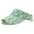 Detalle de la textura de tela teñida en una visera deportiva verde menta para el sol - Ajustable / Amarillo