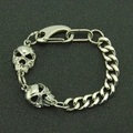 Dettaglio del bracciale punk con teschio d'argento, catena cubana e chiusura a moschettone - Argento Stile Due (Ciondolo a Teschio)