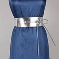 Ceinture large en cuir PU argent métallique avec nœud papillon sur une robe bleue - Longueur Totale 2.5m / Argent