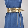 Goldener Obi-Gürtel aus Kunstleder mit Textur, gebunden auf einem blauen Plissee-Kleid - Gesamtlänge 2.5m / Luxus Gold