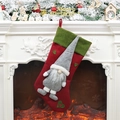 Calza di Natale rossa con ricamo di gnomo grigio e bordo superiore verde - Calza Gnomo di Natale Rosso
