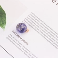 Ciondolo a sfera in resina con fiori secchi viola e bianchi e anello in metallo oro - Viola