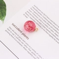 Pendaglio sferico in resina rossa con fiori secchi bianchi e gancio in metallo - Rosa Rossa