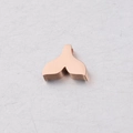 Detalle macro del colgante de cola de sirena en oro rosa con acabado de espejo para joyería - Cuenta de Orificio Pequeño de Cola de Pez de 9.45*12mm / Oro rosa