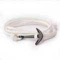 Gros plan du fermoir ancre noire sur le bracelet nautique en nylon tressé blanc - Corde Blanche