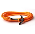 Dettaglio del bracciale in nylon arancione intrecciato con chiusura ad ancora in metallo nero - Corda Arancione