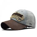 Dettaglio cappellino da baseball in denim vintage con ricamo Americana e visiera marrone - Grigio
