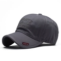 Dettaglio del berretto da baseball grigio scuro con ricamo KURTZ BE STRONG e etichetta - Stile Ricamo Lettere (3) / grigio scuro