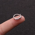 Anneau de piercing minimaliste avec zircons multicolores posé sur le bout d'un doigt - 6# 8mm Zircone Monté sur le Côté
