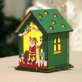 Casita de Navidad DIY de madera verde bosque con luz LED cálida y talla de Papá Noel - Papá Noel Con Regalo y Reno - Verde