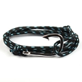 Detail van de nautische gevlochten touwarmband met een metalen vishaak ankersluiting - Zwart Blauw Mix