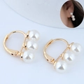 Orecchini a cerchio dorati con tre perle bianche per donna, gioielli minimalisti eleganti - Perla Bianca Argentata (019040522)