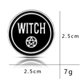Dettaglio della spilla Witch in smalto da 2,5 cm con indicazione del peso di 7 g - Disco con Lettera WITCH