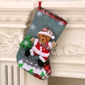 Calcetín navideño verde con oso de peluche y árbol de lentejuelas en la chimenea - Oso