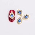 Blauer Trapez-Nagelstein mit Mikro-Pavé-Kristallen auf einem roten Fingernagel - Königsblau mit weißem Strass (1576)