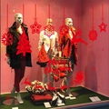 Pegatinas navideñas rojas para ventanas con siluetas de renos y copos de nieve festivos - 90x60cm / Rojo