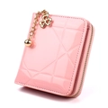 Kleine Geldbörse aus rosa Lackleder mit Steppmuster und Goldkleeblatt-Anhänger - Rosa