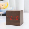 Sveglia a cubo in legno con comando vocale e display LED rosso su tavolo bianco - Legno Marrone Luce Rossa