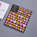 Rosa und goldene Herzaufkleber auf schwarzem Hintergrund für DIY Bastelarbeiten - Glitzer Gold Herzen