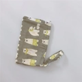 Primer plano de funda de algodón caqui para móvil con estampado de oso polar y correa - Oso polar