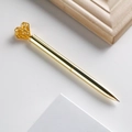Eleganter goldener Kugelschreiber aus Metall mit hohlem Herz-Ornament oben - 1.0mm Bullet-Spitze Schwarze Tinte / Glänzendes Gold