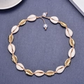 Collar de conchas doradas con perlas blancas y cuerda beige tejida para mujeres - Collar de Conchas con Cordón Beige / Beige