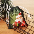 Sacchetto regalo di Natale verde bosco con cordino e motivi festivi in un cesto - Stile D Babbo Natale / Verde Foresta