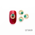 Abalorio dorado para uñas con gema cuadrada verde y brillantes sobre uña roja - Estilo de Circonita Verde con Marco Redondo Dorado (LF1610)