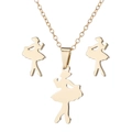 Dettaglio del set di gioielli dorati con collana e orecchini a forma di ballerina - Oro