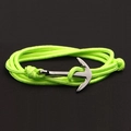 Dettaglio di un bracciale multi-giro in nylon verde neon con ciondolo ancora in argento - Verde Fluorescente