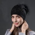 Bonnet en maille noire avec pompon de luxe et perles dorées élégantes pour femmes - Taille unique / Noir + Pompon Noir