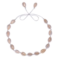 Detailansicht der handgefertigten Muschelkette im Boho-Stil mit verstellbarer Kordel - Muschelkette / Weiß