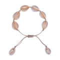 Detail eines handgefertigten Muschel-Armbands mit beige geflochtener Kordel und Knoten - Beige - Muschelarmband