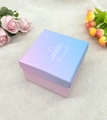 Dettaglio della scatola regalo sfumata rosa e blu con fiori decorativi su tessuto - Blu Sfumato