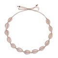 Detailaufnahme der handgefertigten Muschelkette mit verstellbarer beiger Kordel und Goldperlen - Beige Muschelhalskette / Beige