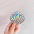 Nahaufnahme eines muschelförmigen Taschenspiegels mit holografischem Silber-Effekt - Silber