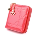 Kurze Geldbörse aus rosa Lackleder mit geometrischer Steppung und Kleeblatt-Anhänger - Wassermelonenrot