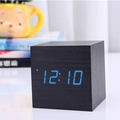 Sveglia digitale a LED in legno nero minimalista con display blu su una scrivania - Legno Nero Luce Blu