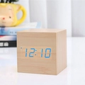 Sveglia a cubo in legno minimalista con display dell'ora a LED blu in vista laterale - Legno di Bamboo Luce Blu