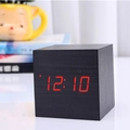 Sveglia a cubo in legno nero minimalista con display digitale a LED rossi su tavolo - Legno Nero Luce Rossa